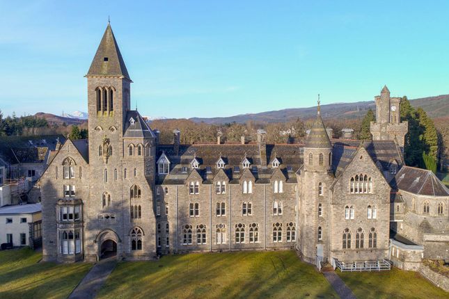 2 bed property, in 1 Moat House The Highland Club, £250,000