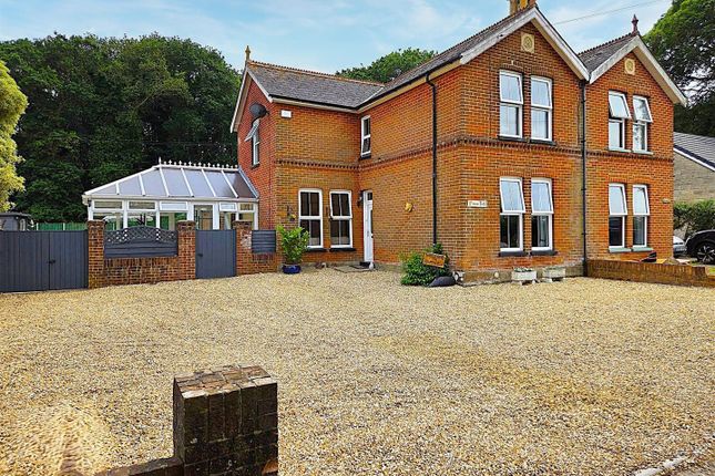 4 bed property, in Alverstone Road, £465,000