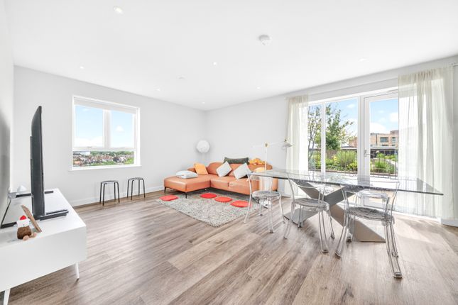 2 bed property, in Azure House, £684,900
