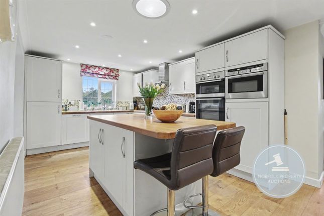 3 bed property, in Collingwood Close, £220,000