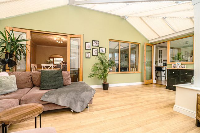 4 bed property, in Conifer Close, £350,000
