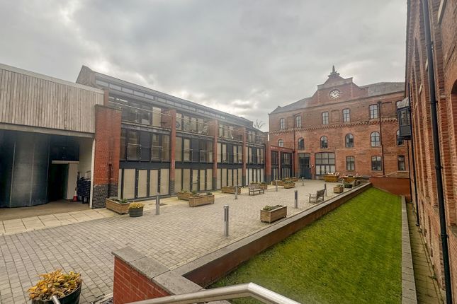 2 bed property, in Queens Brewery Court, £160,000
