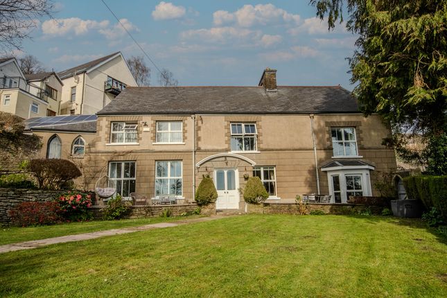 5 bed property, in High Street, £800,000