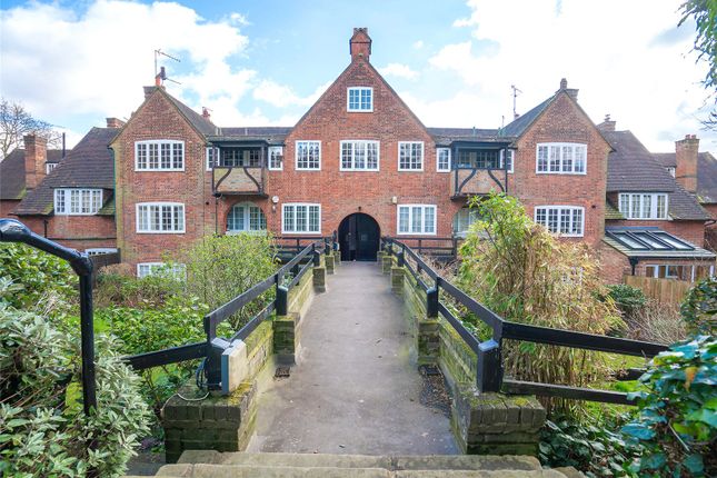 3 bed property, in Rookfield Close, £800,000