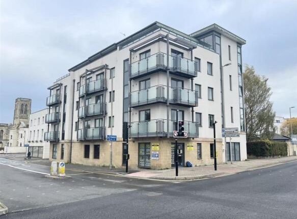 1 bed property, in Town Centre, £150,000
