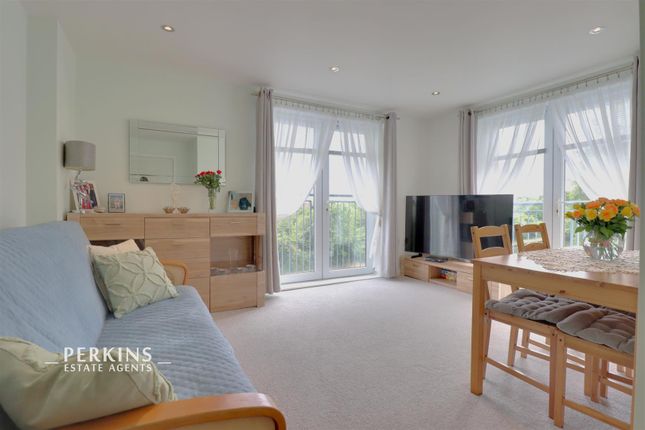 2 bed property, in Northolt UB5, £325,000