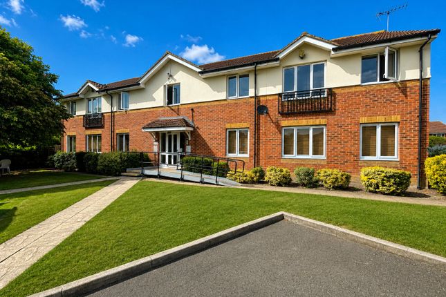 2 bed property, in Pacific Close, £294,950
