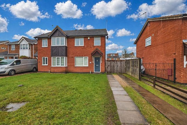 3 bed property, in Knights Close, £240,000