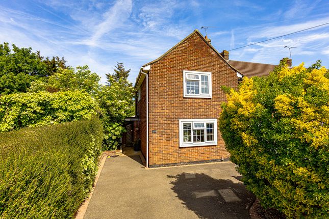 2 bed property, in Goldings Crescent, £325,000