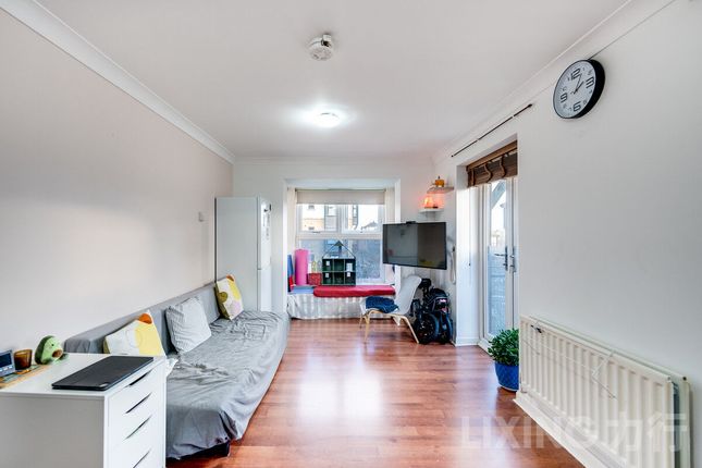 2 bed property, in Wesley Avenue, £360,000