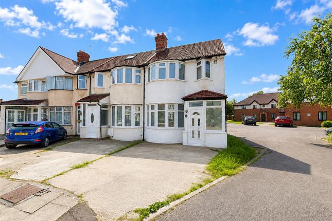 3 bed property, in St. Crispins Close, £500,000
