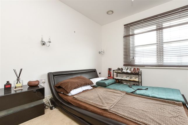 2 bed property, in Godstone Road, £250,000