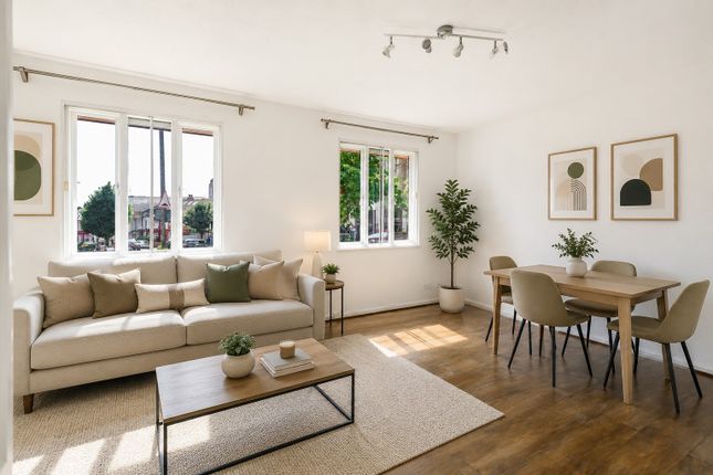1 bed property, in Wimbledon Park Road, £325,000