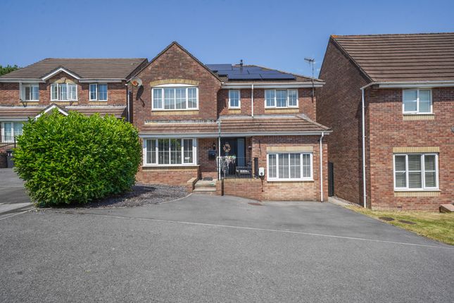 5 bed property, in Royston Court, £475,000