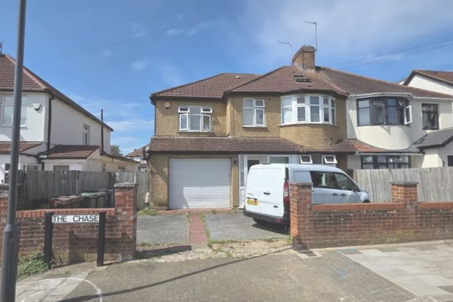 6 bed property, in The Chase, £799,000