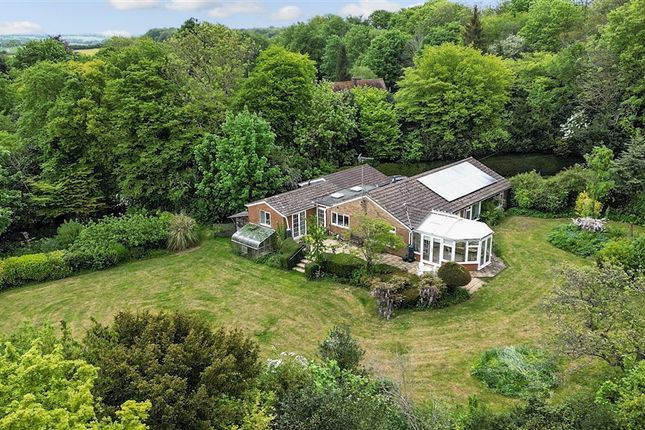 4 bed property, in Hill Avenue, £800,000