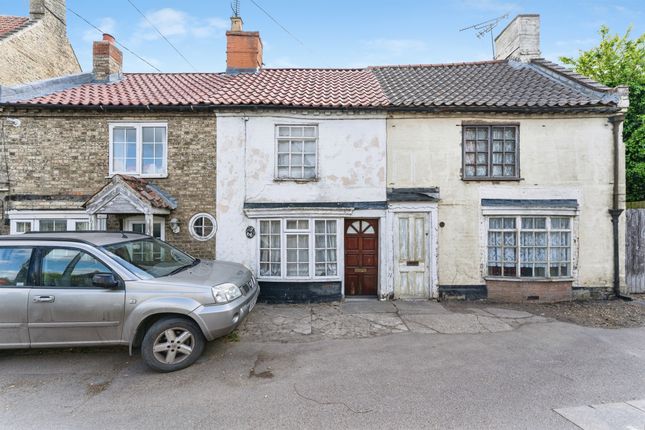 2 bed property, in High Street, £135,000