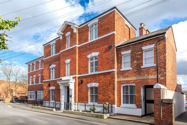 2 bed property, in Court House, £150,000
