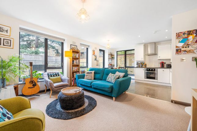 2 bed property, in Tulse Hill SW2, £475,000