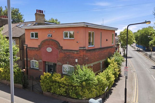 2 bed property, in Billet Road, £475,000