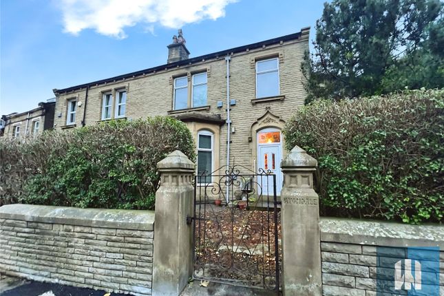 3 bed property, in Spaines Road, £220,000