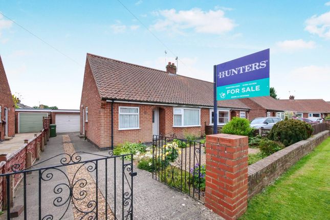 2 bed property, in Broome Close, £225,000