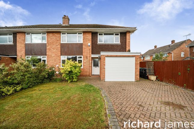 3 bed property, in Englefield, £365,000