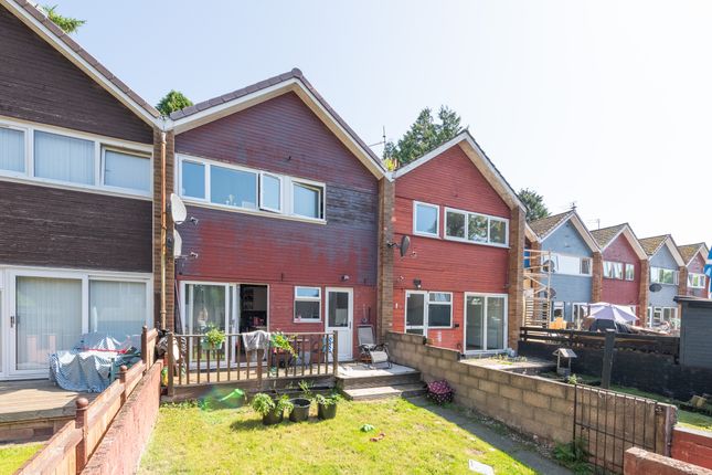2 bed property, in Orchard Court, £120,000