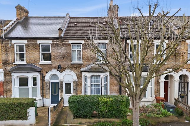 2 bed property, in Leslie Road, £400,000