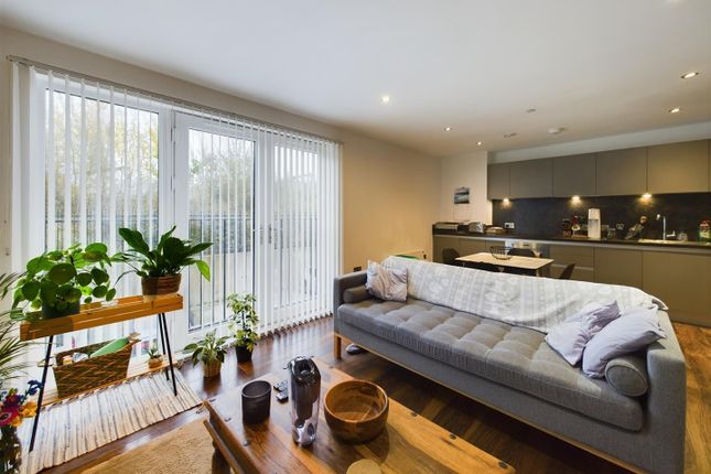 2 bed property, in Rivergate House (Block A), £255,000