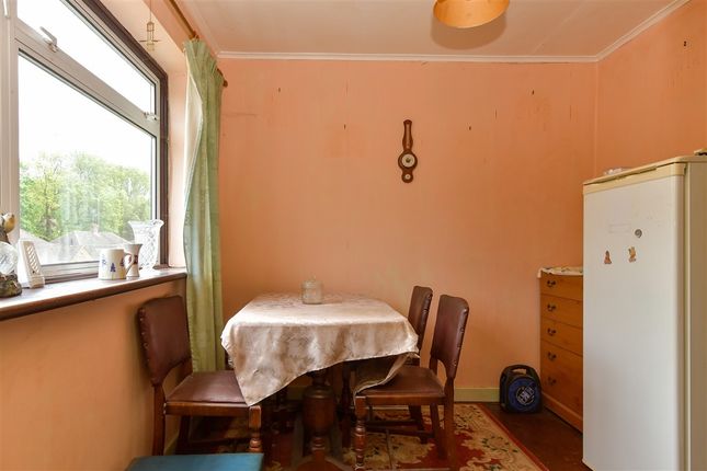 2 bed property, in Concord Avenue, £250,000
