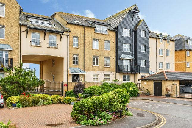 2 bed property, in Admiralty Way, £270,000