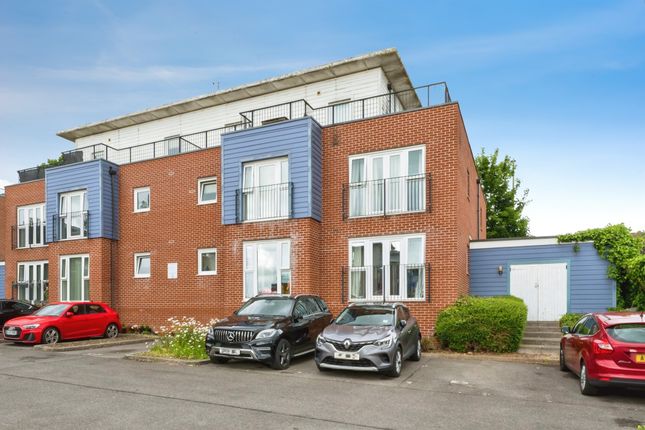 2 bed property, in Alexander Square, £140,000