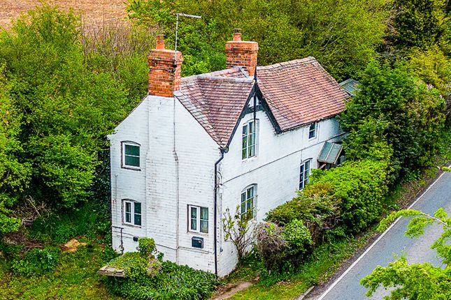 2 bed property, in Lodge Ford Hill, £225,000
