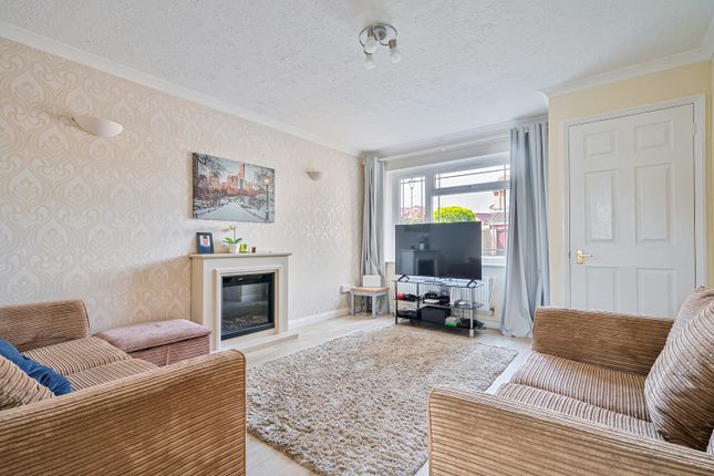3 bed property, in Wester-Moor Way, £270,000