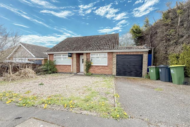 2 bed property, in Cross Lane, £200,000