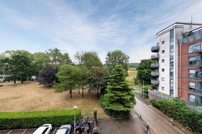 2 bed property, in Master Gunner Place, £290,000