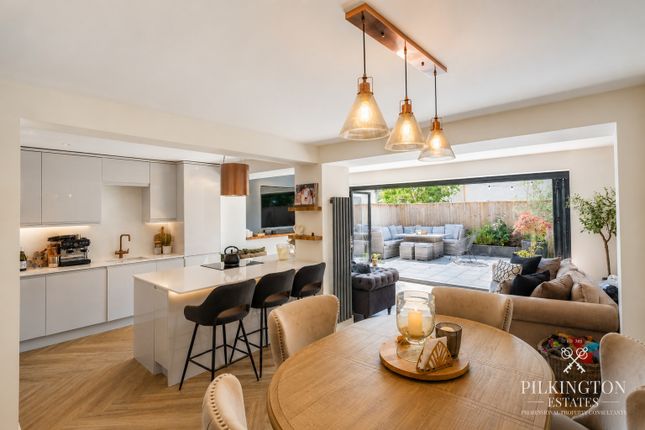 4 bed property, in Plymouth, £375,000