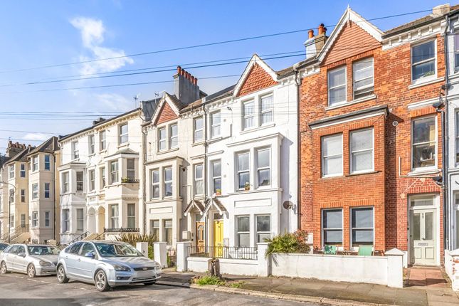 1 bed property, in Lorna Road, £265,000