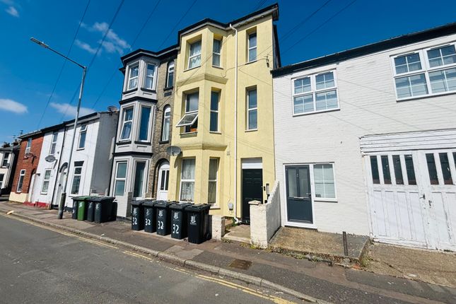 5 bed property, in York Road, £325,000
