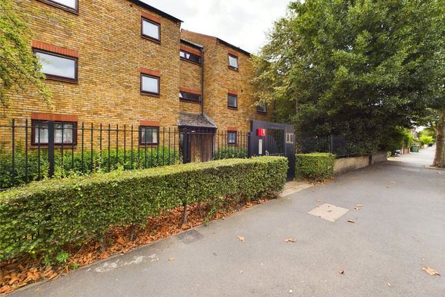 1 bed property, in Earlham Grove, £250,000