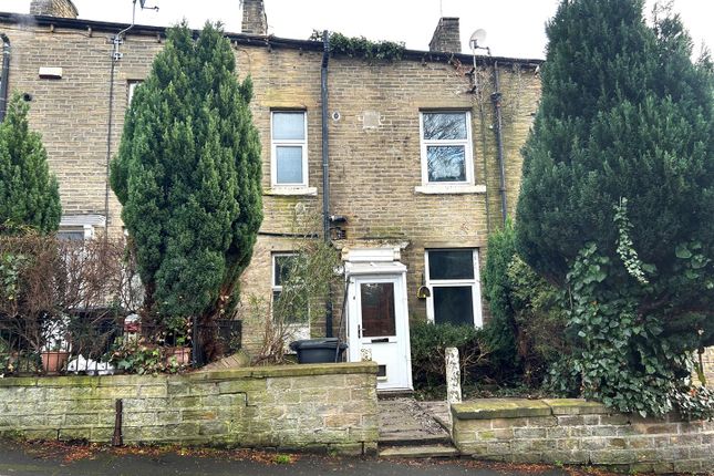 2 bed property, in West Parade, £120,000