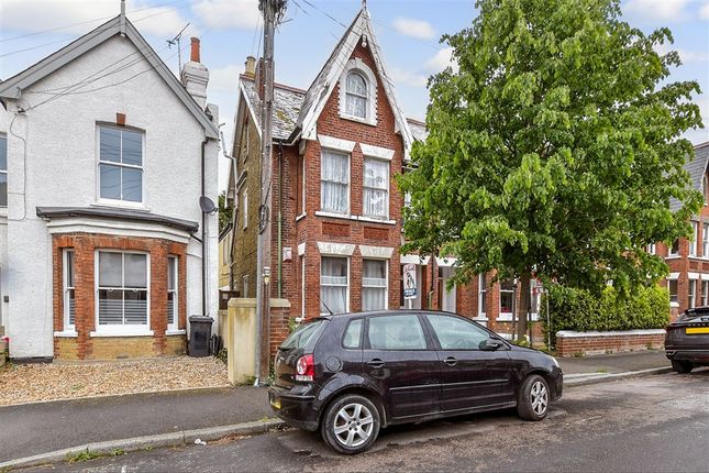 1 bed property, in Queens Gardens, £140,000