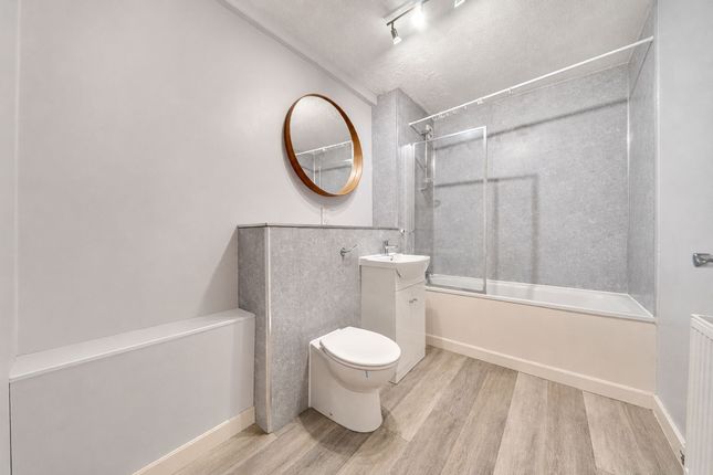 1 bed property, in Dingwall Road, £220,000