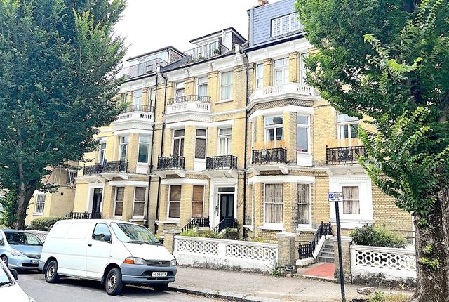 2 bed property, in First Avenue, £299,950