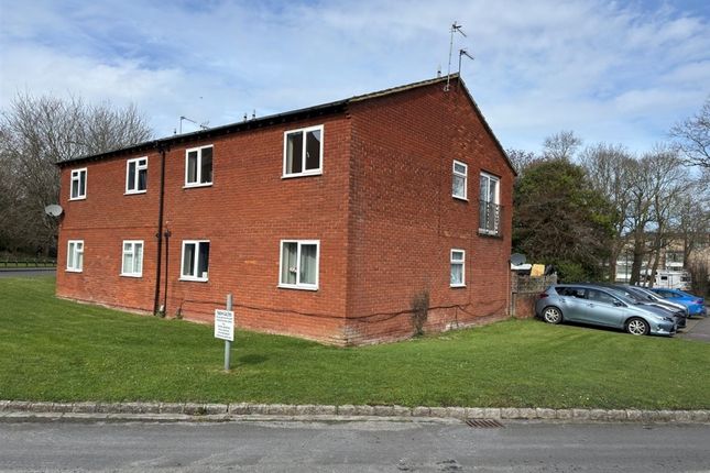2 bed property, in Fleet Way, £130,000