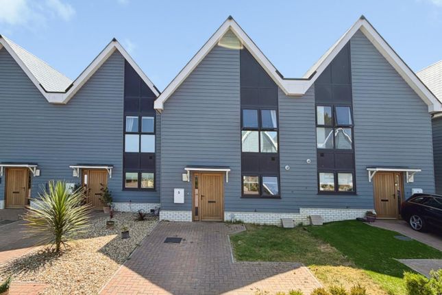 2 bed property, in Cypress Close, £315,000
