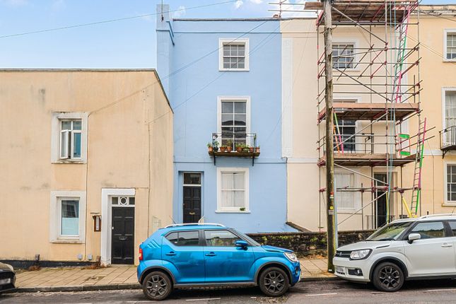 1 bed property, in Southleigh Road, £235,000