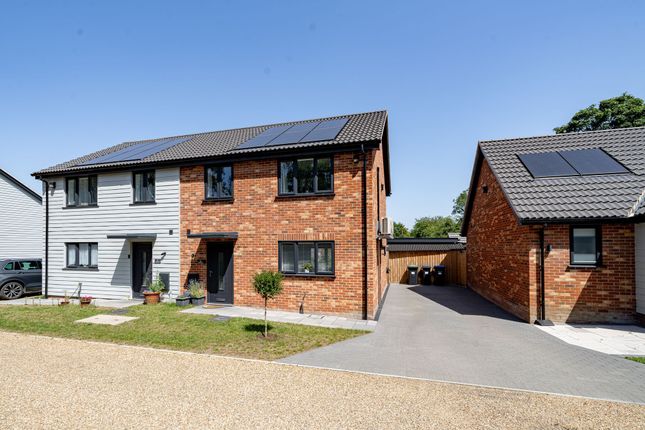 3 bed property, in Stable Close, £270,000