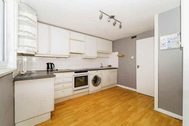 2 bed property, in Green Dragon Lane, £230,000